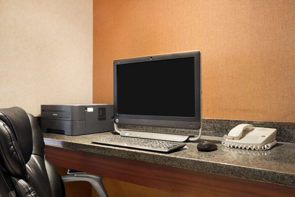 Days Inn & Suites by Wyndham Langley