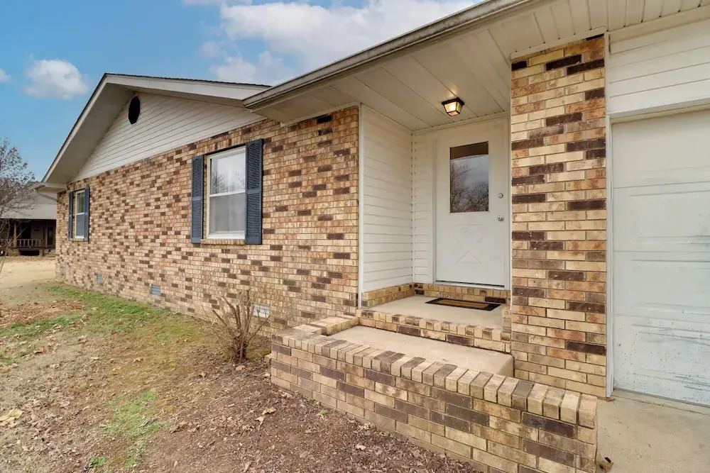 Henderson Home w/ Patio: 1 Mi to Norfork Lake