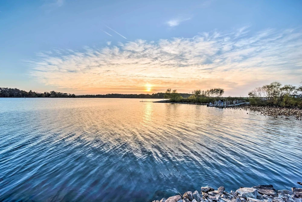 Rustic Keosauqua Gem: Fire Pit & Lake Sugema Views