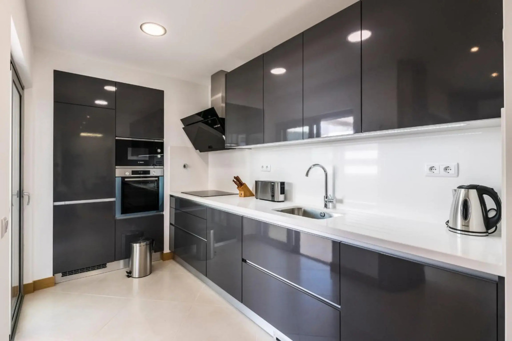 CoolHouses Lagos, 2 bed stylish city flat, rooftop shared pool, Clayheart