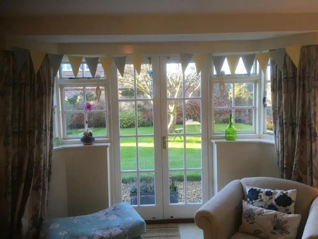 Georgian 2 bedroom Apartment, Near Chichester with free Parking