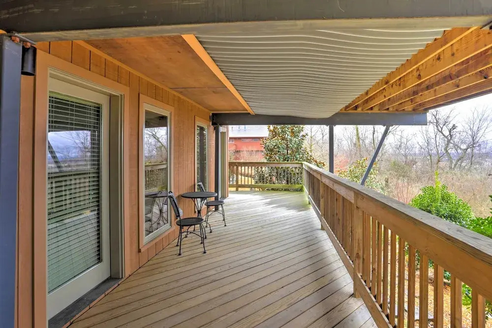 Beautiful Central Fayetteville Townhome w/ Views!