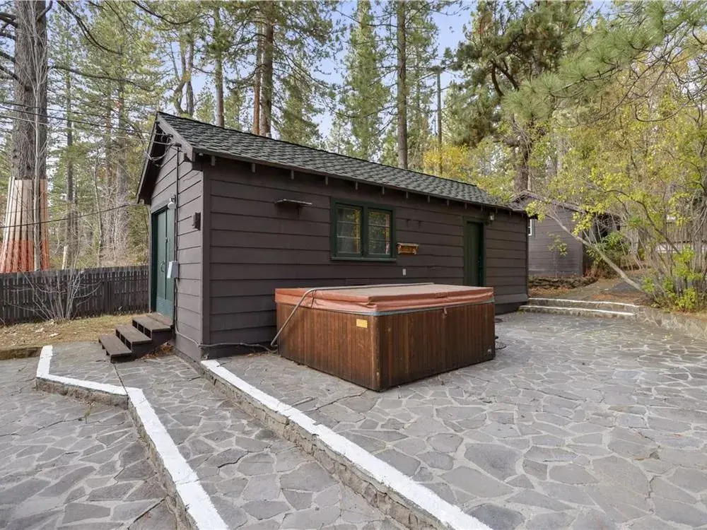 Twin Top Lakefront 6 Br Cabin by RedAwning