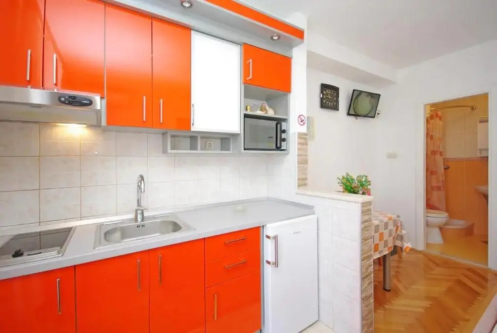 Apartments with hot tub Makarska - 18898