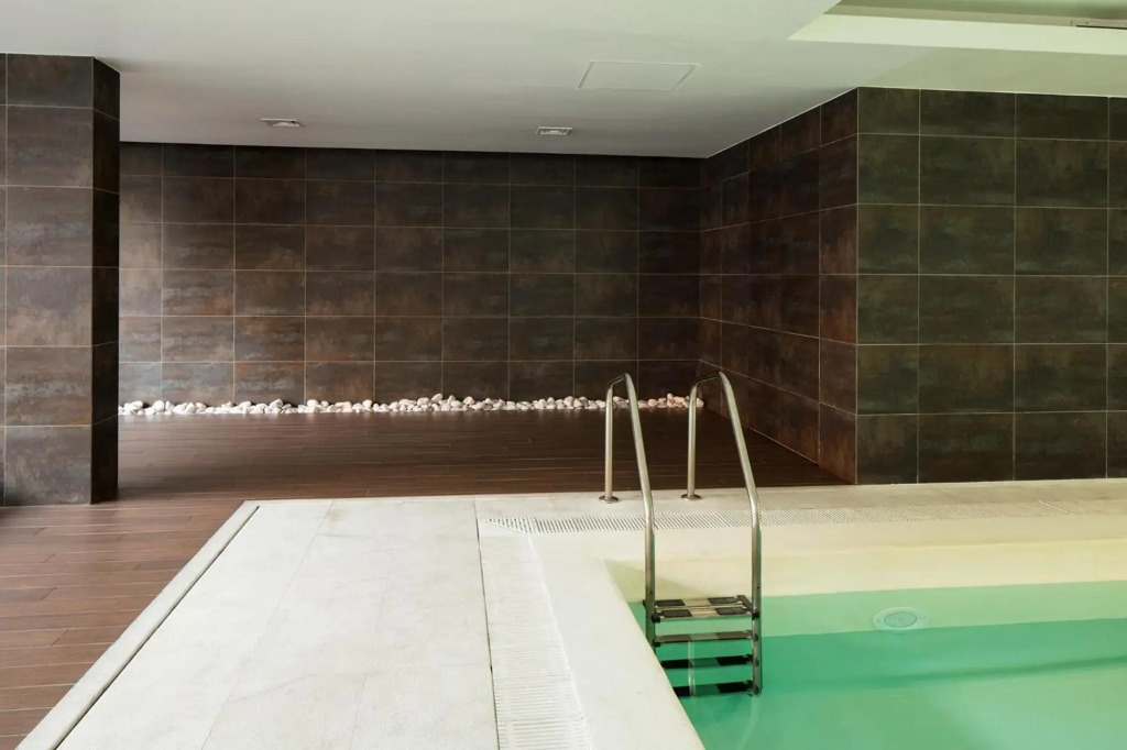 Skyscraper Riverview Lisbon with Indoor Pool
