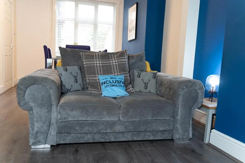 Large House, 4 Netflix Tv's, Sleeps 6, fast WIFI & Garden, Nearby parking