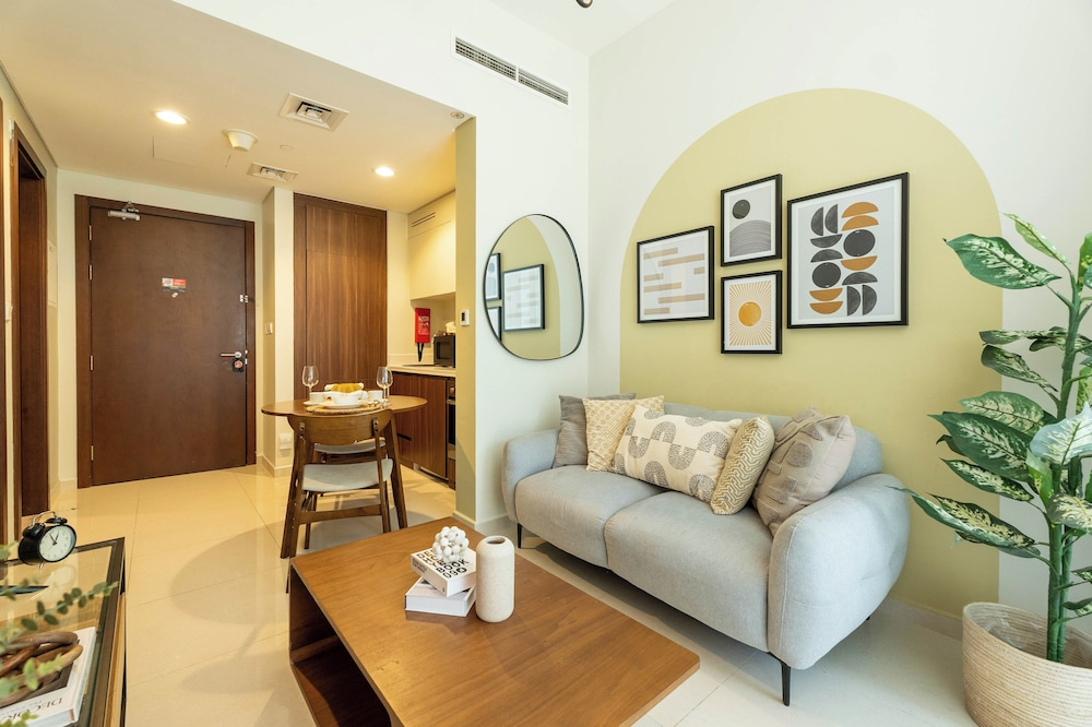 Elegant Reva 1BR - Pool & Gym