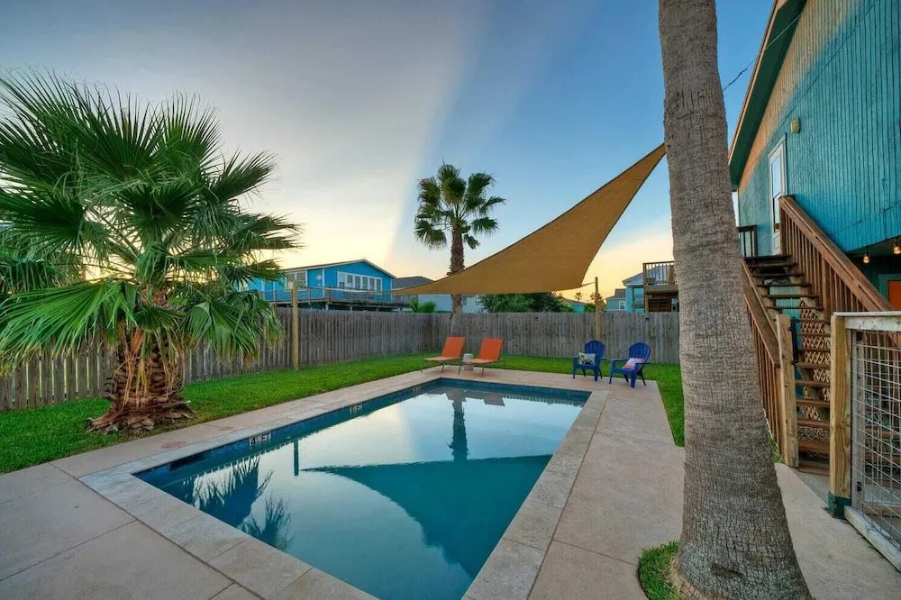 Private Pool, Large Yard, Game Room, Balcony South By Sunkissed by Avantstay