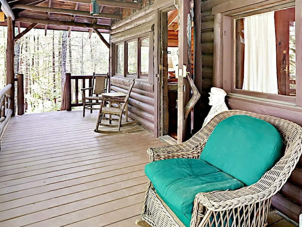 Sprucewood Cabin - 2 Br cabin by RedAwning