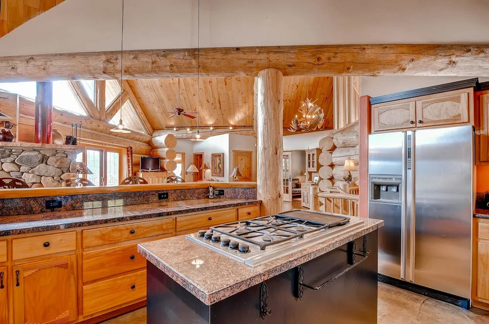 4br Log  W/ Hot Tub, Sauna & Chef's Kitchen 4 Bedroom Home