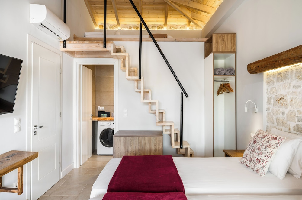 Villa Estia with Outdoor Hot Tub by Konnect - Next to the Beach