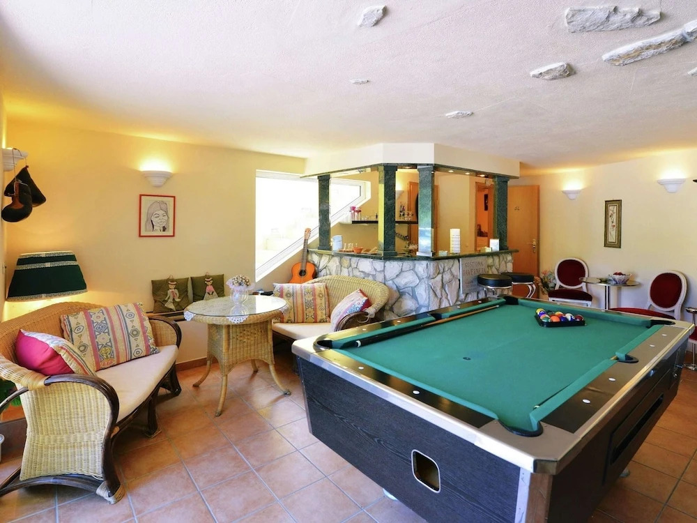 Villa in Ripenda Kras with Pool and Sauna