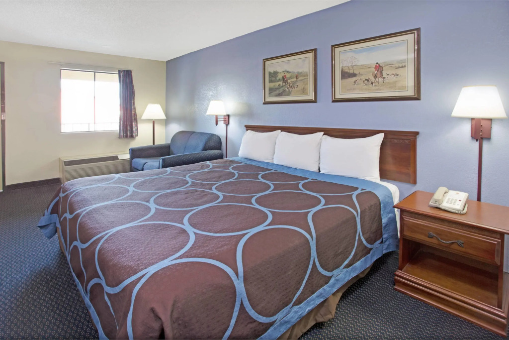 Super 8 by Wyndham Suwanee