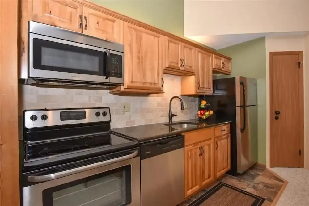 Seven Springs 1 Bedroom Premium Condo, Ski In/Ski Out by RedAwning