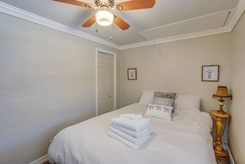 2 Bedroom near Parks, A Lake, Downtown