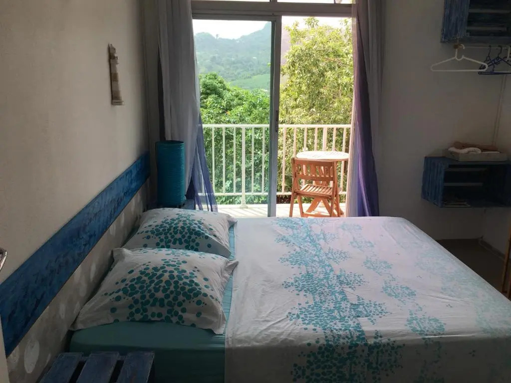 La Colline Bed & Table