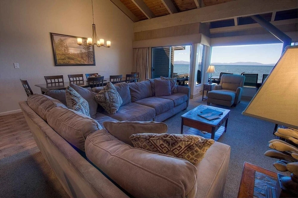 Sky Lake Splendor 5 Bedroom Condo by RedAwning