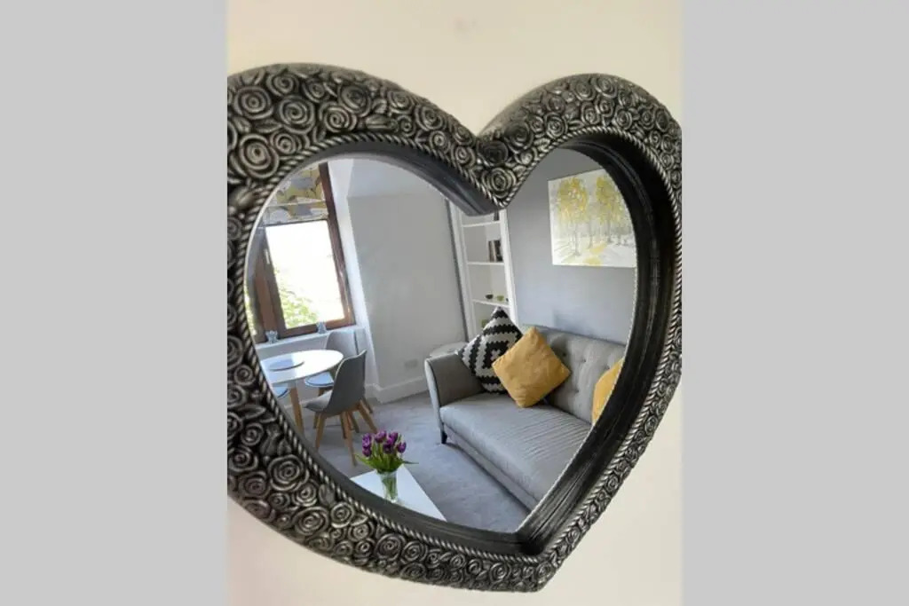 No 10 Immaculate City Centre, Top Floor 2 Bed Flat with Free Parking