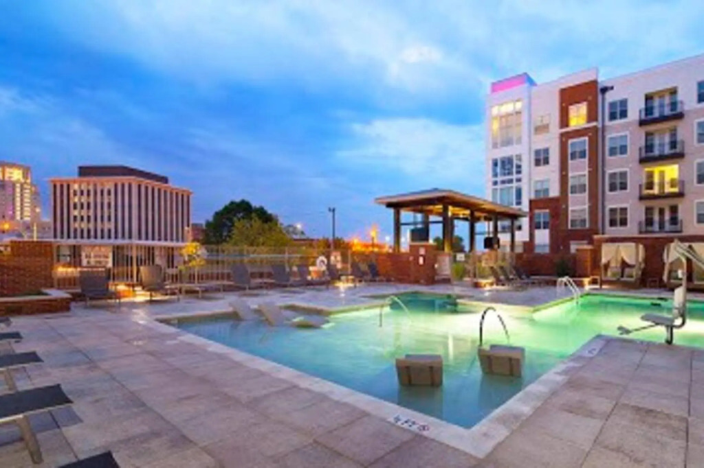 2 Bedroom Apartment with Large Patio, Hammocks