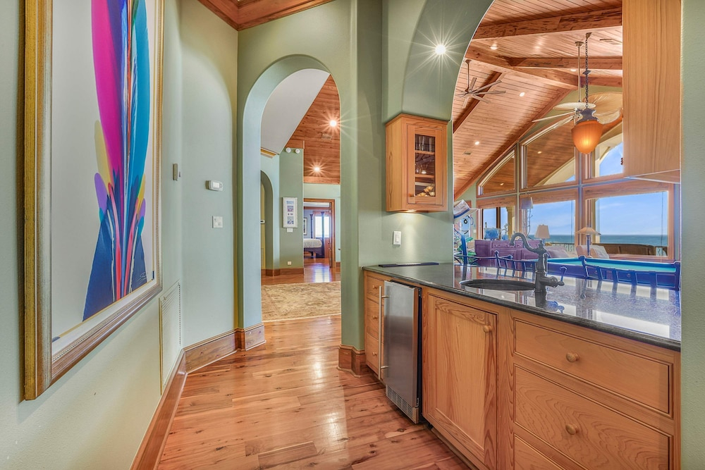 The Gayosa House 9BR Beachfront Oasis With Private Pool Hot Tub