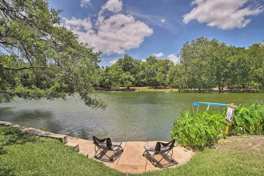 Round Rock Lakefront Home w/ Water Toys & Fire Pit