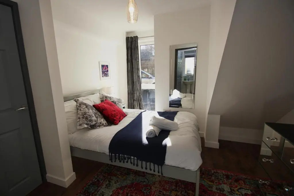 Air Host and Stay - Apartment 4 Broadhurst Court sleeps 4 minutes from town centre