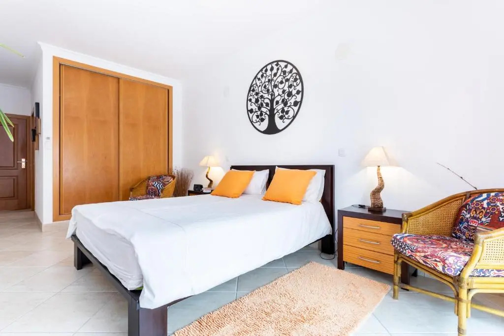 Great 2 bedroom apartment with communal pool