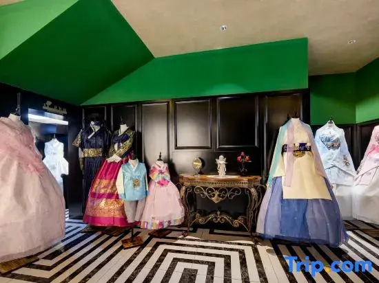 Xiangyu French Retro Hotel (Yanji Yanbian University Water Market Store)