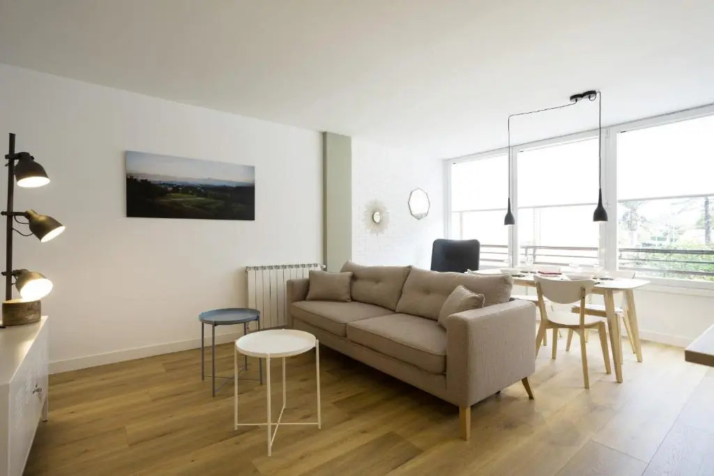 OLABIDE 2 by Smiling Rentals