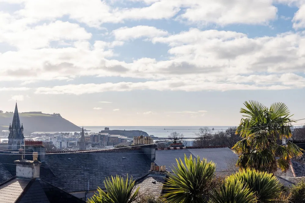 5-bed House With Distant sea Views in Plymouth
