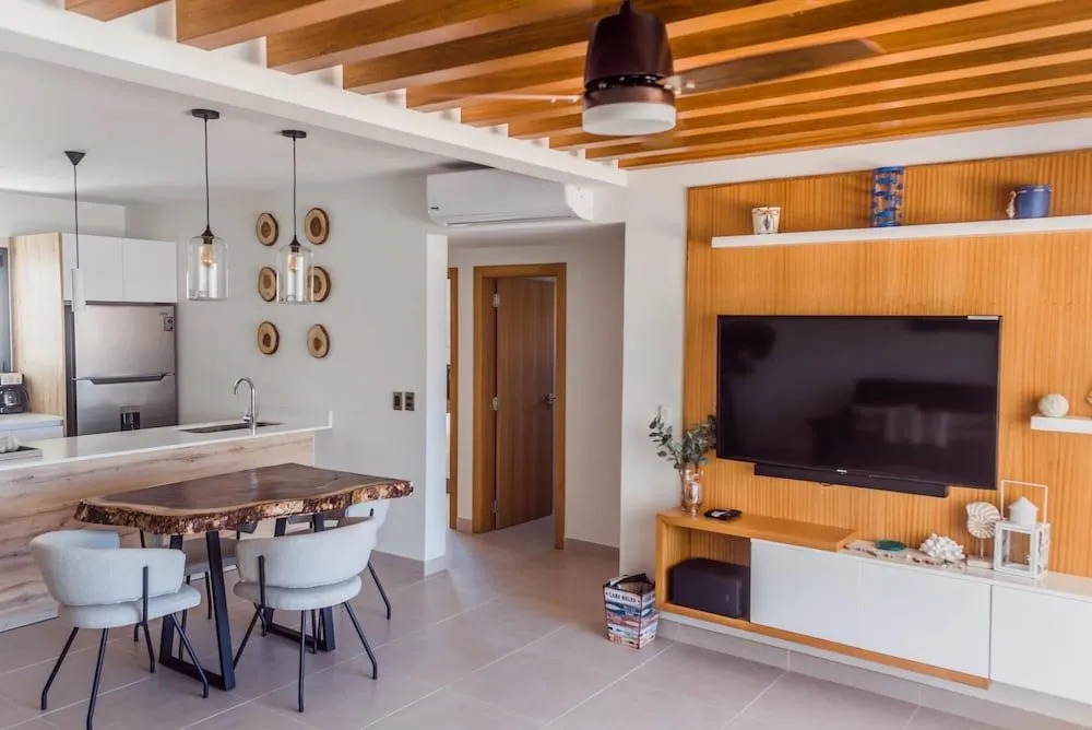 Brand new Luxury Condo With Private Picuzzi 1 Block From the Beach