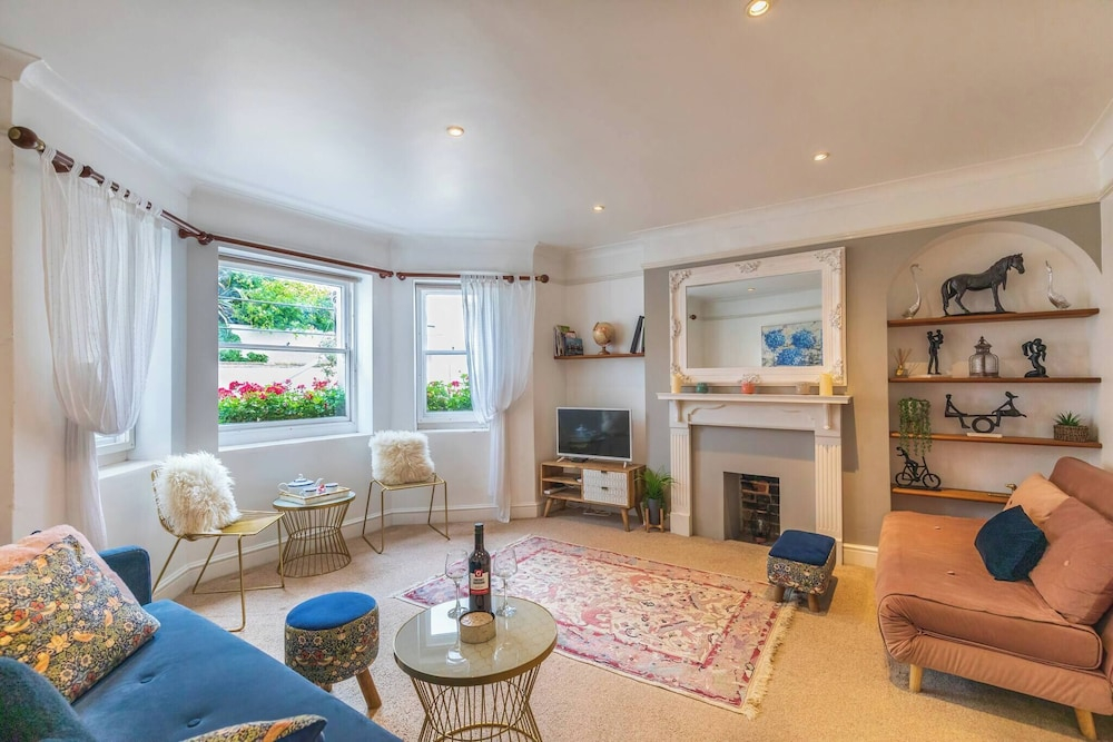 Spacious Seafront Apartment, Garden Free Parking