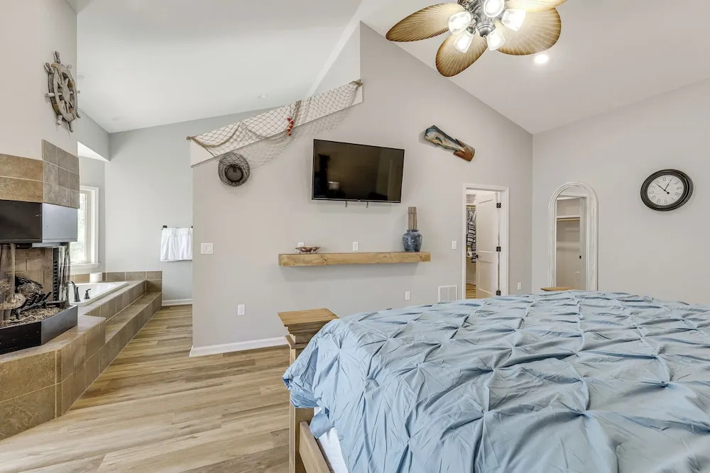 Hot Tub & Games Galore! Greers Ferry Lake Home