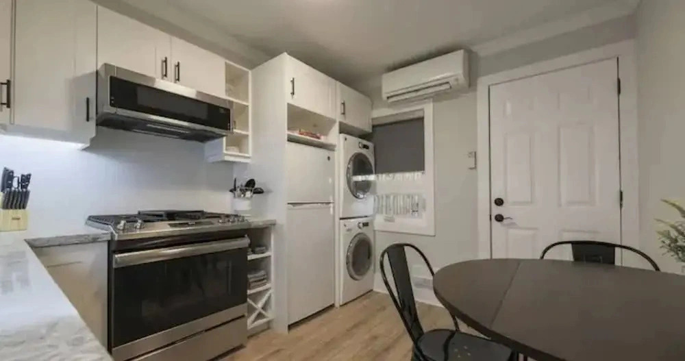 Casa Hotels: Modern 2BR Suite in Leslieville
