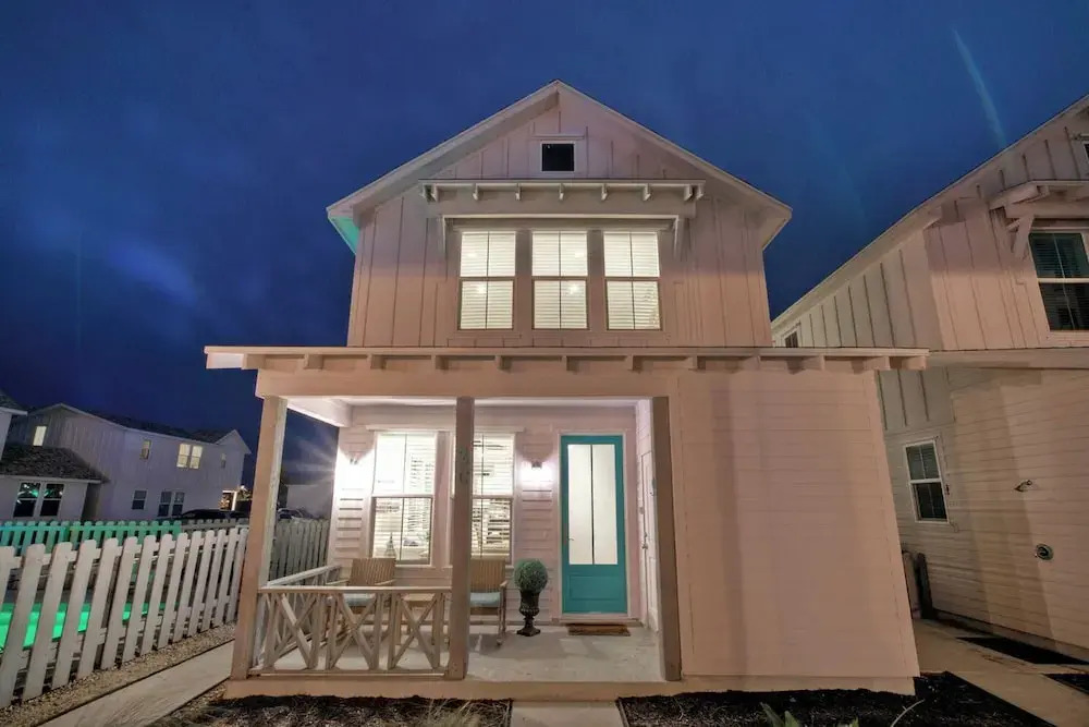 2 Homes in Old Town by Avantstay Sleeps 19, Pool, Newly Built Walk to Eats, Music, & More