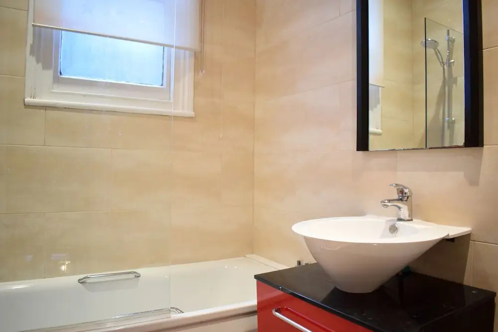 Calm 2 Bed Family Home in Shepherd's Bush