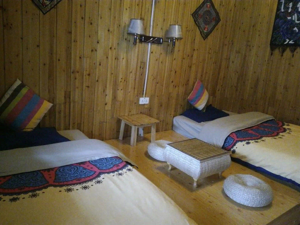 Fenghuang Hua Xiang Yuan Inn