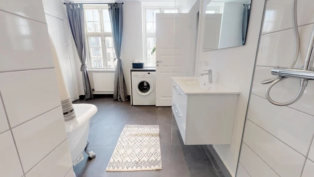Large and Bright Apartment in Centre