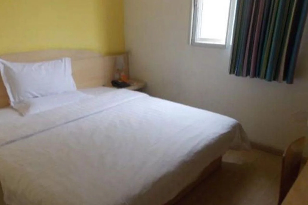 7 Days Inn Chengdu North Railway Train Station Square Branch