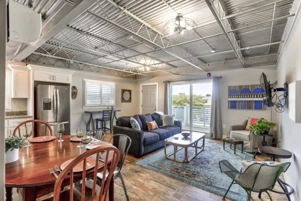 Ocean Jewel 3- Modern Cozy Loft Close to Beach and Shops