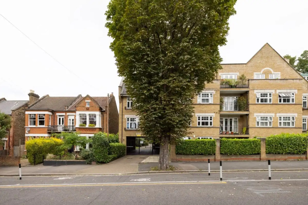 The Brockwell Park Escape - Bright 2BDR Flat with Parking