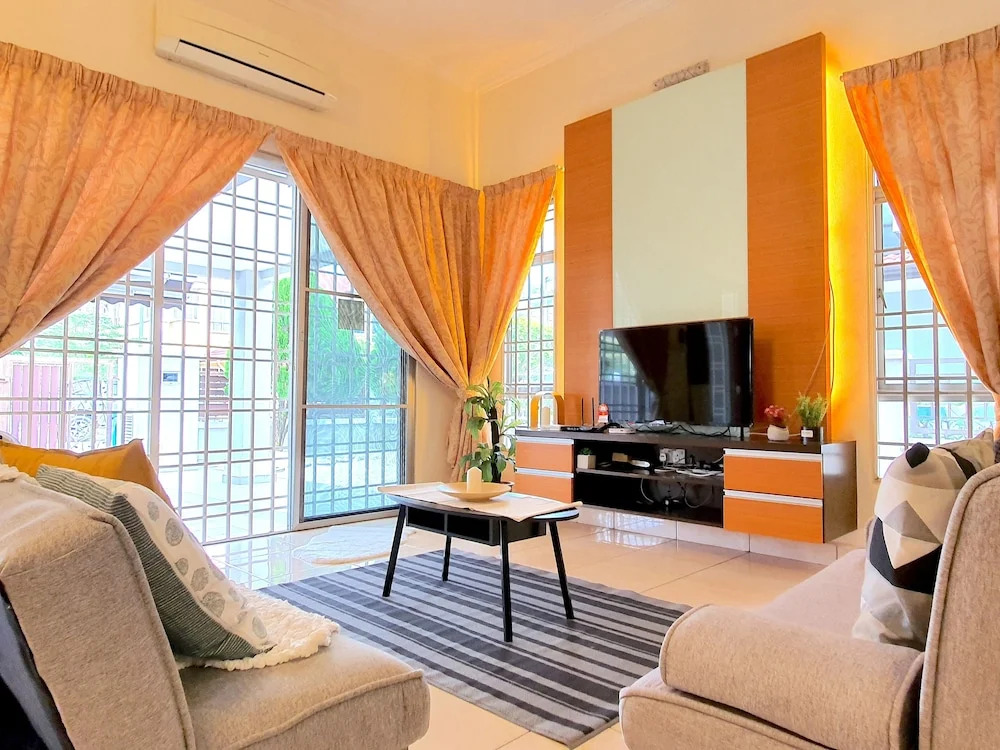 Kota Kemuning Private House by BeeStay