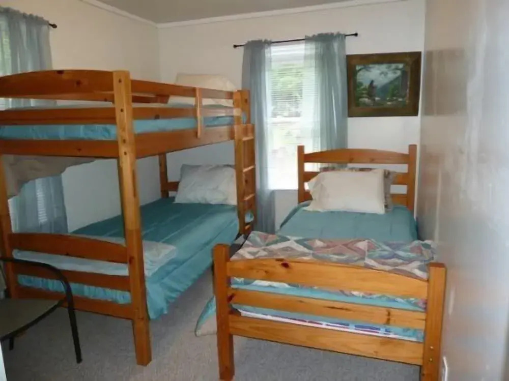 Mountain_roots_lodging