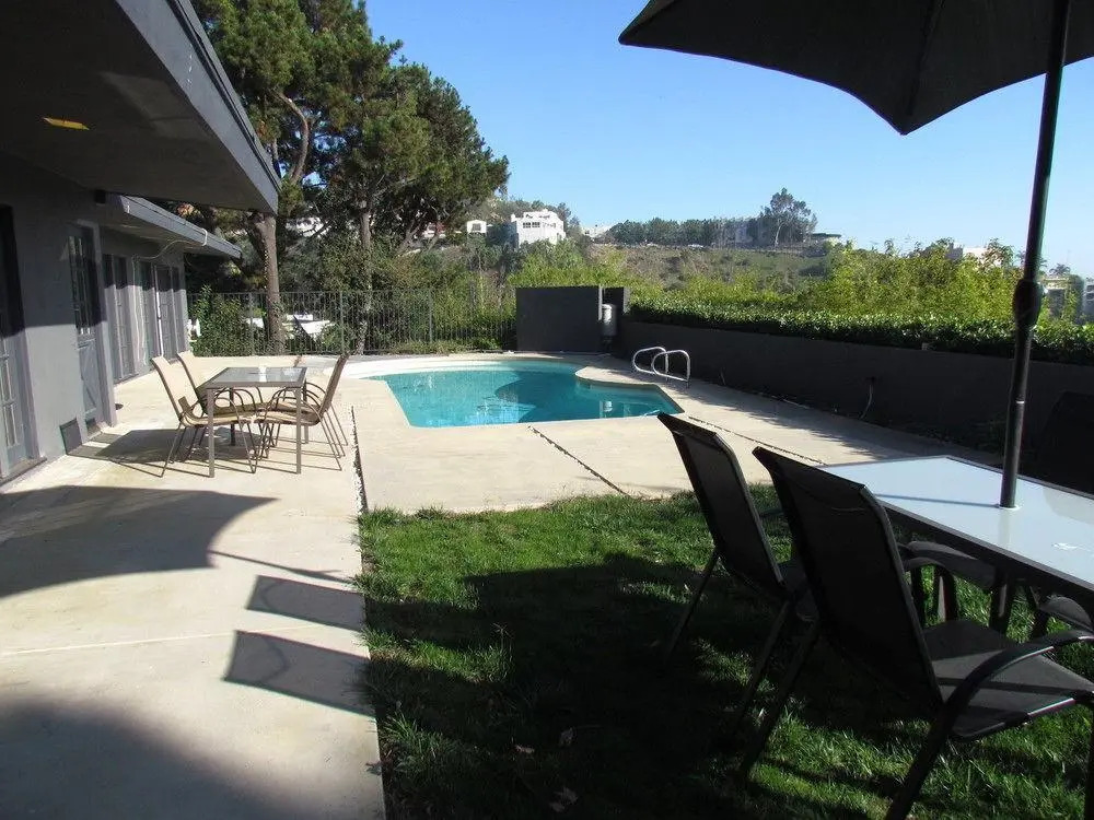 4 Bedroom Celebrity House with Pool & City View