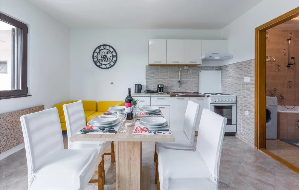 Beautiful Home in Tar With 2 Bedrooms and Wifi