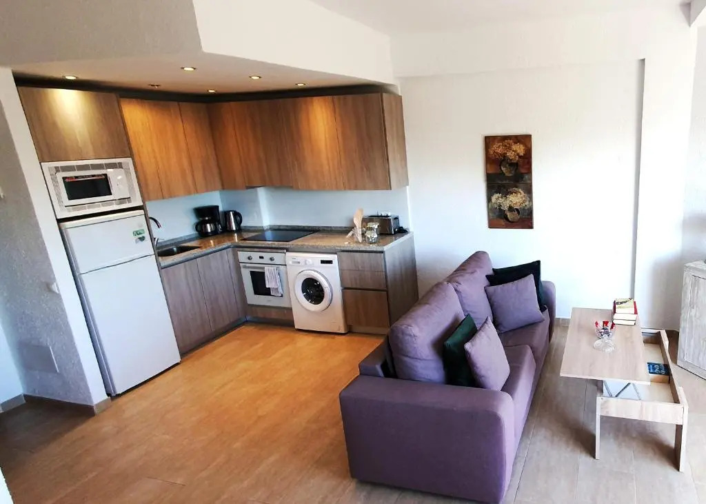 Skol 427 Spacious 1 Bedroom Apartment with Sea Views