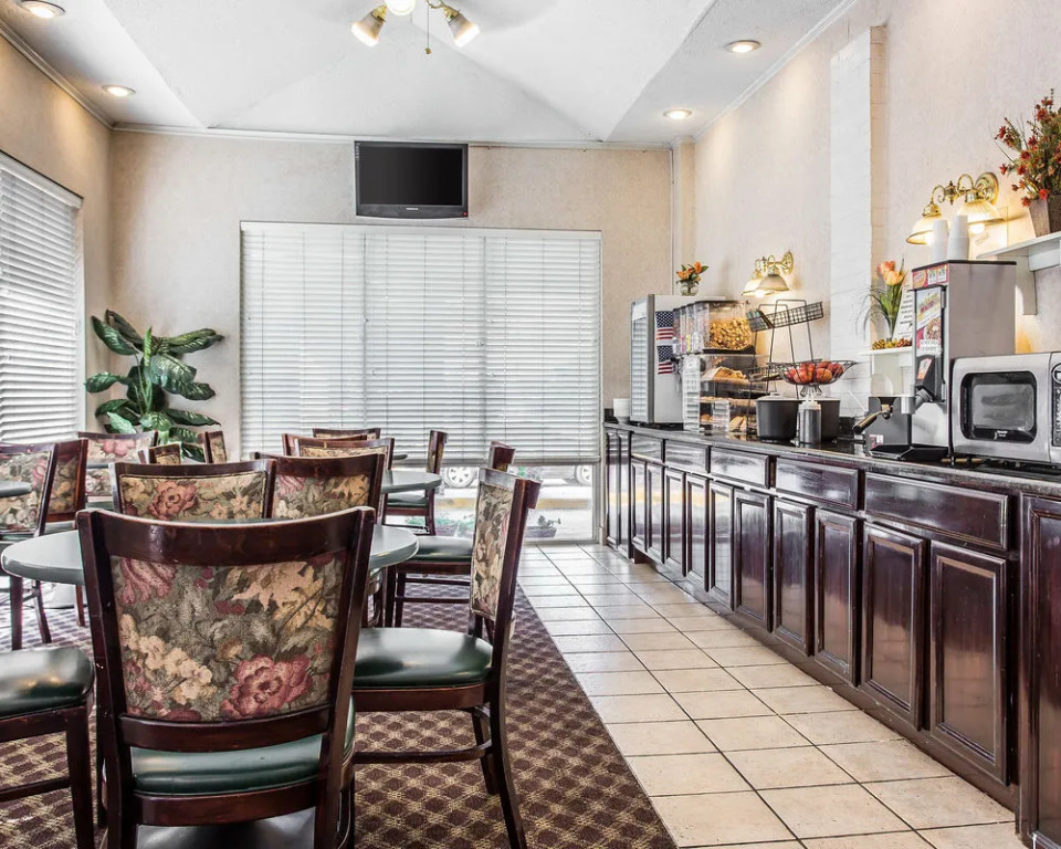 Econo Lodge Inn & Suites Fort Jackson area
