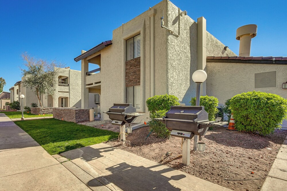 3 Mi to Camelback Mtn! Snowbird Escape w/ Pool