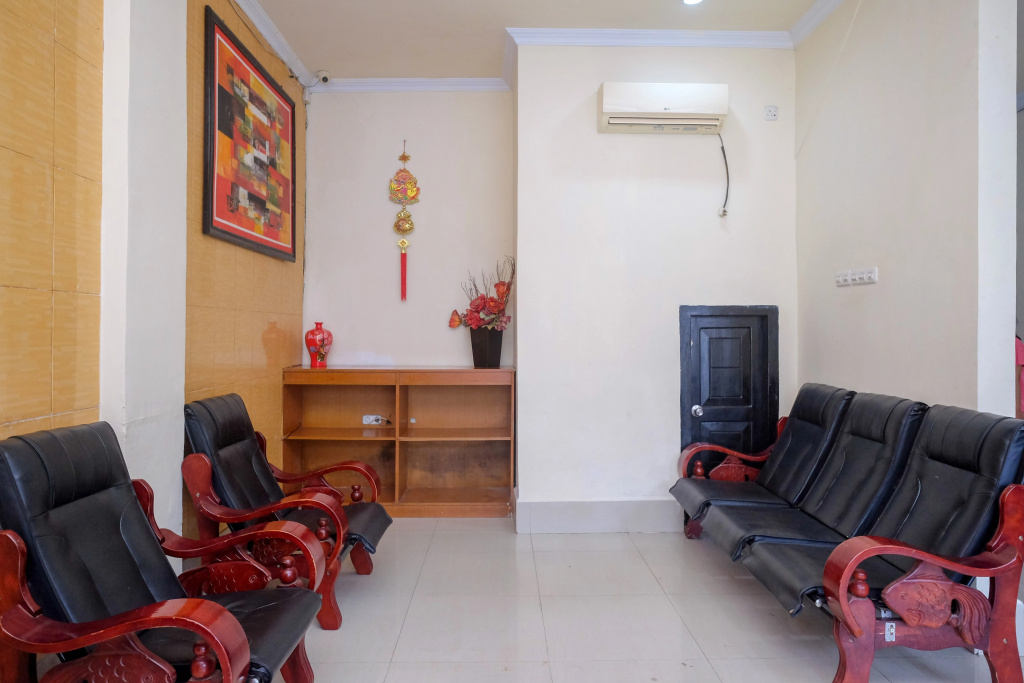 RedDoorz at Hotel Rich Parepare near Pantai Mattirotasi