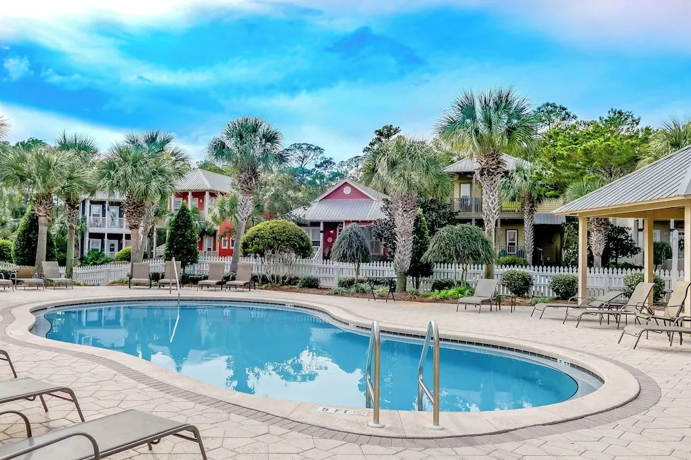 Pet Friendly - 2 Community Pools - Modern Beach House Charm